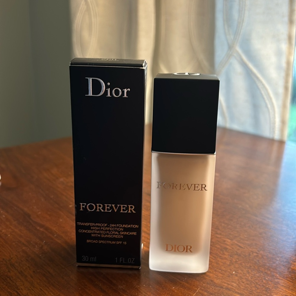 Brand new never used Dior Forever Matte foundation in 2CR (cool rosy).